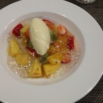 ル・レーヴ・アンシュマン - 七皿目：季節果実のコンポート、ミントのジュレ、自家製グラスヴァニーユ