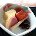 Aiso - 玉子焼・鴨ロース・赤こんにゃく・はじかみ生姜・煮昆布。あれこれ味わえて、楽しい一鉢