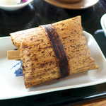 Aiso - 鰻いいむし（単品￥450）。もち米に鰻を乗せ、竹皮で巻いて蒸し上げたおこわです
