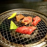焼肉屋 Seiちゃん - 肉を焼いています