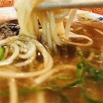 上海総本店 - ☆麺は細めのストレート麺。スープは醤油ベースで豚骨のコクとクセ少々。思ったよりさっぱりしてます＾＾