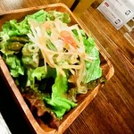 イタリアン居酒屋 DOSANKO DINING D - 付合せのサラダ、オニオン系ドレッシング