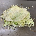 お好み焼き 大樹 - 【2019.5.7】磨き上げられた鉄板で丁寧に作られていきます。