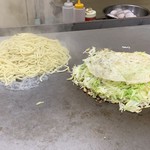 お好み焼き 大樹 - 【2019.5.7】茹でた麺も鉄板でジューウ〜❗️