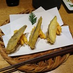 ダイナミックキッチン＆バー 響 - ナスとニンジンの天ぷら
