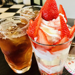 カフェ フロインドリーブ - ストロベリーパフェと
      アイスミルクティー