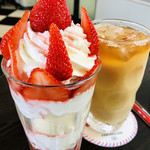 カフェ フロインドリーブ - ストロベリーパフェとアイスミルクティー