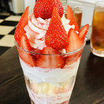 カフェ フロインドリーブ - イチゴたっぷりと美味しい生クリームは
      パフェの条件！！