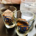 カフェ フロインドリーブ - こんな感じでドリンクと一緒に焼き菓子のサービス