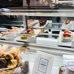 カフェ フロインドリーブ - 二階にあるケーキ
      ケースの中にはもの残りわずか…ww