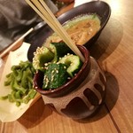 浅草 三ちゃん横丁 - 左から、お通し、壺きゅうり、もつ煮込み