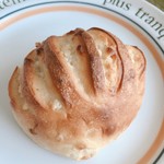 パン・オ・トラディショネル 大丸札幌店 - しなはちみつのミエル
                                ふわふわもちもちのパンに甘いしなはちみつが練り込まれていてめちゃうま