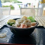 おさかな共和国 えびす丸 - ［2019/05］生しらす丼(900円) *タレ投入後