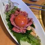 万両 - 細切りステーキ卵黄のせ