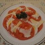 「トマトチーズサラダ」（500円）