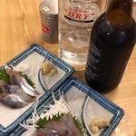 立飲みいこい - 黒ホッピー＋いわし＋あじ