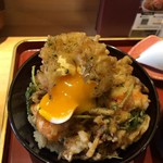 うお吟 - 弁天丼の頂点には半熟卵！とろ～りと流れる黄身は最高の調味料です！