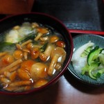 江戸家 - みそ汁は具だくさん。