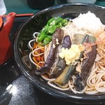 Komoro Soba - 左上をご覧ください。ちゃんと「蕎麦湯」まで出してくれます。急いでチャッチャッて食べたい男衆のことを考えて先出しなんですね。