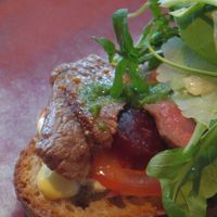 ザ タヴァン グリル＆ラウンジ - オープンフェイスステーキサンドイッチ