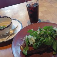 ザ タヴァン グリル＆ラウンジ - オープンフェイスステーキサンドイッチ