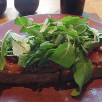 ザ タヴァン グリル＆ラウンジ - オープンフェイスステーキサンドイッチ