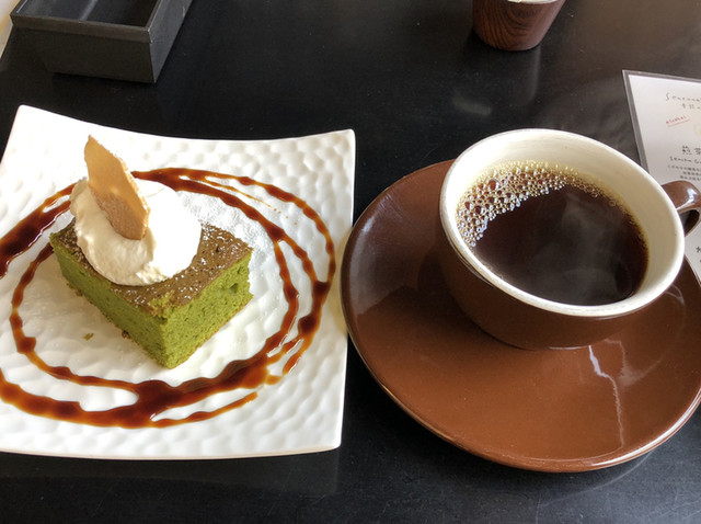 Gâteau chocolate matcha, cà phê nóng