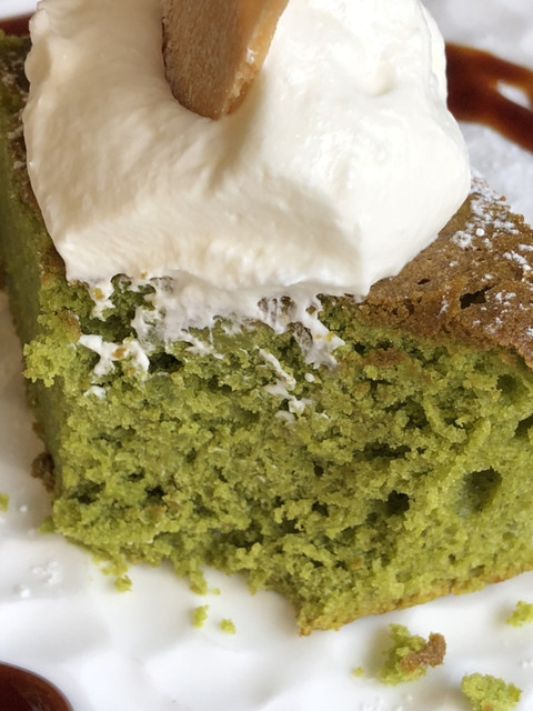 Cận cảnh mặt cắt gâteau matcha