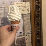 ジェラテリア アクオリーナ - 幸せな牛のミルクのジェラートソフト（630円）税込