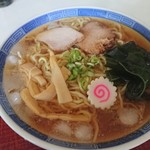 武田そば屋 - 冷やしラーメン大盛550円。氷が入ります