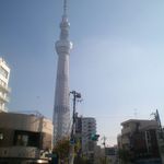 上総屋 - 交差点からスカイツリー