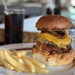 オールドニューダイナー - ベーコンチーズバーガー 1,550円、コーラ 380円。。