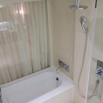 AMBIENCE HOTEL - 浴室の様子。