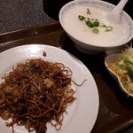 香港食館 - モーニング飲茶 Aセット（ヤキソバ＋サラダ＋海鮮粥）