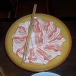 しゃぶ禅 - 　岩中豚バラのしゃぶしゃぶ肉です。今回は稀に見る綺麗な見た目のバラ肉でした。