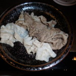 しゃぶ禅 - 　しゃぶしゃぶのスープで調理した岩中豚バラ肉と、近江牛のリブロースです。どっちも白いご飯とベストマッチです。