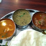 mitho Nepali Indian Restaurant&Bar - タカリセットの左から、チキンカレー、マスコタル、マトンカレー