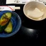 Taru Ekimaeten - お通し① 右から大根の甘酢漬け、胡瓜の浅漬け
