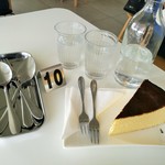 Neighbour's Coffee Bar - 表面は焦げてる？と思うほど大胆な焼き色で、苦味が特長的なバスク風チーズケーキ