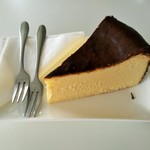 Neighbour's Coffee Bar - バスク風チーズケーキの表面はこんがり焦げの苦味で香ばしく、中は一転まったりトロトロで半生のクリーミーな食感