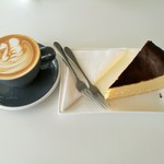 Neighbour's Coffee Bar - なめらかだけど甘さ控えめでチーズの風味が重厚なバスク風チーズケーキ、まろやかなミルクの口当たりが優しいFlat White