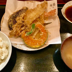 天婦羅 あぶら屋 - 大海老穴子定食 全景 (^^)
            たっぷりなご飯としじみ汁がセット。