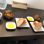 トラットリア ニャムニャム - オニオンスープ、サラダ、バケット