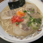 九州ラーメン 葉隠 - 卵入りラーメン750円