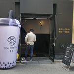 Chagonthiseori - とにかく「茶言 TEA Theory 浅草店」は、兎にも角にも入口前のタピオカドリンクの容器を模したオブジェのインパクトが大！