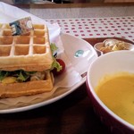 こまめカフェ - 1350円のワッフルサンドランチ