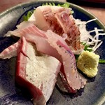 Anago Chirashi Komachi - 刺身盛り合わせ。イナダ、メジナ、トビウオ、真鯛。
