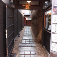 馳走いなせや - 玄関まで続く石畳