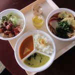 食神 - タイカレー グリーン＆マッサマン、ヤンニョムチキン丼、わかめ餃子天うどん、デザート2種(2019/05/19撮影)