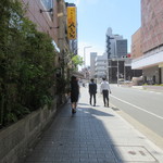 お料理 佐藤 - 店前の通り